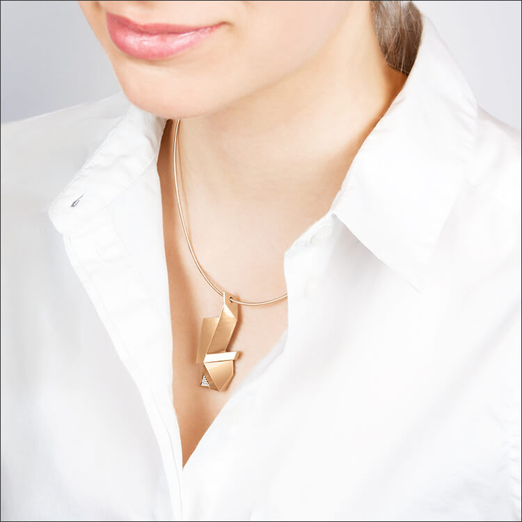 Cryptone | Collier, Kette, Kettenanhänger - rechte Ansicht - 750/- Roségold, Diamanten-Brillanten - an einem Model | necklace, pendant - right side - 18kt rose gold, diamonds - worn by a model | SYNO-Schmuck.com