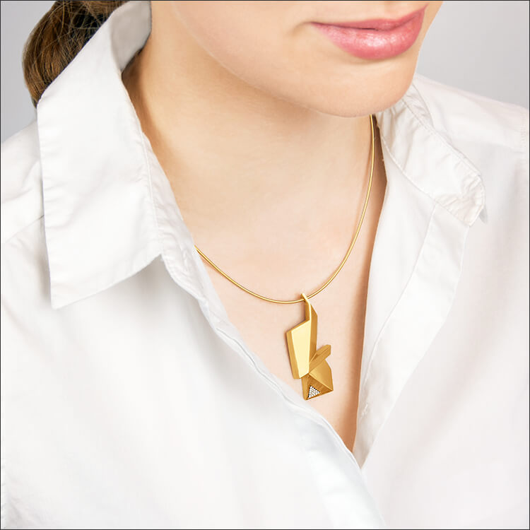 Cryptone | Collier, Kette, Kettenanhänger - linke Ansicht - 750/- Gelbgold, Diamanten-Brillanten - an einem Model | necklace, pendant - left side - 18kt yellow gold, diamonds - worn by a model | SYNO-Schmuck.com