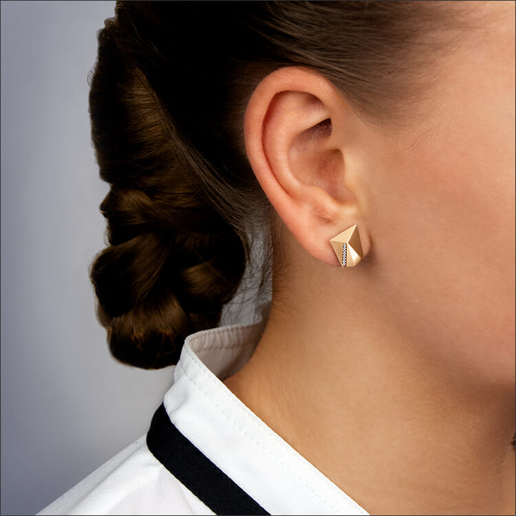 Cyllena | Ohrringe, Ohrstecker - Nahaufnahme - 750/- Roségold, Diamanten-Brillanten - an einem Model | ear-studs, earrings - close up - 18kt rose gold, diamonds - worn by a model | SYNO-Schmuck.com