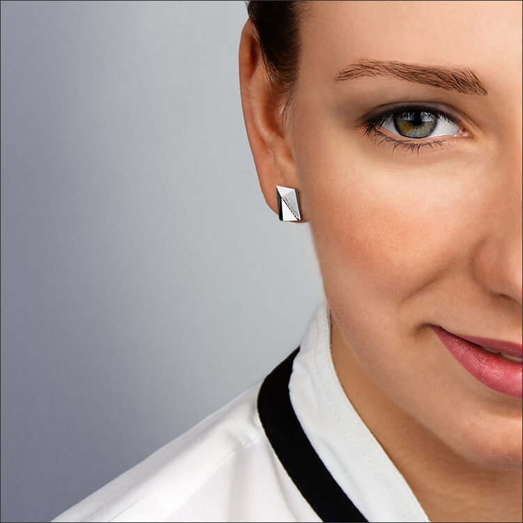 Cyllena | Ohrringe, Ohrstecker - 750/- Weissgold, Diamanten-Brillanten - an einem Model | ear-studs, earrings - 18kt white gold, diamonds - worn by a model | SYNO-Schmuck.com