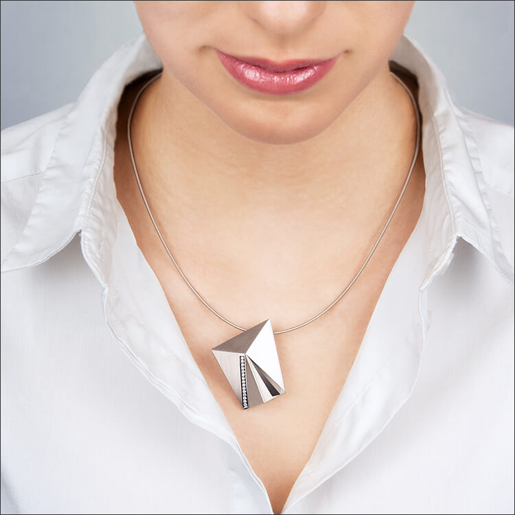 Cyllena | Collier, Kette, Kettenanhänger - 950/- Platin, Diamanten-Brillanten - an einem Model | necklace, pendant - platinum, diamonds worn by a model | SYNO-Schmuck.com