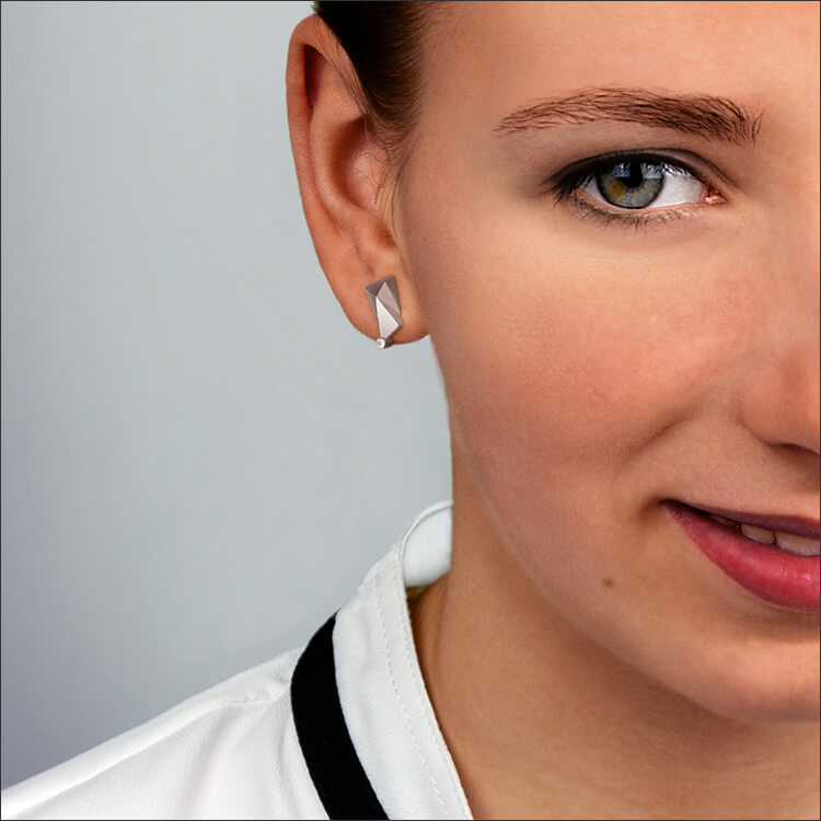 Cyllene | Ohrringe, Ohrstecker an einem Model - Nahaufnahme - 750/- Weissgold, Diamanten-Brillanten | ear-studs, earrings worn by a model - close up - 18kt white-gold, diamonds | SYNO-Schmuck.com