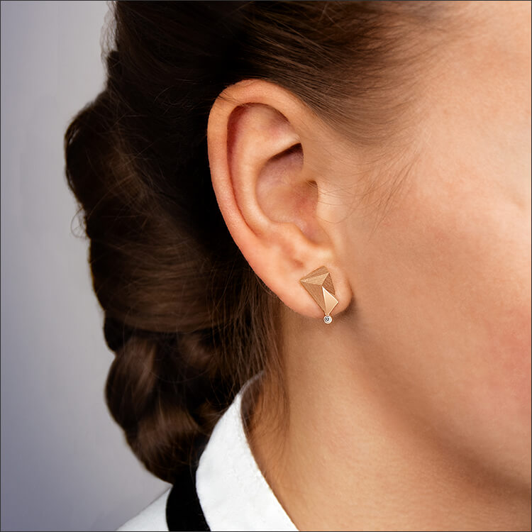 Cyllene | Ohrringe, Ohrstecker an einem Model - Nahaufnahme - 750/- Rosegold, Diamanten-Brillanten | ear-studs, earrings worn by a model - close up - 18kt rose-gold, diamonds | SYNO-Schmuck.com