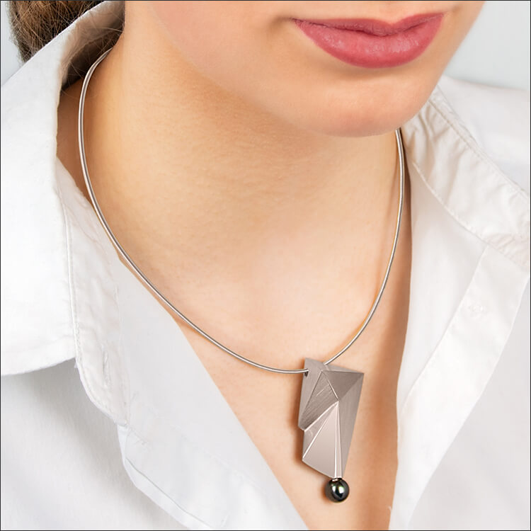 Cyllene | Collier, Kette, Kettenanhänger - 950 Platin, Tahitiperle von einem Model getragen | necklace, pendant - platinum, tahitian pearl worn by a model | SYNO-Schmuck.com