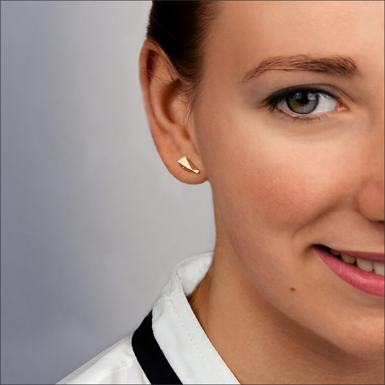 Stealth | Ohrringe, Ohrstecker - 750 Roségold, Diamanten-Brillanten - an einem Model | ear-studs, earrings - 18kt rose gold, diamonds - worn by a model | SYNO-Schmuck.com