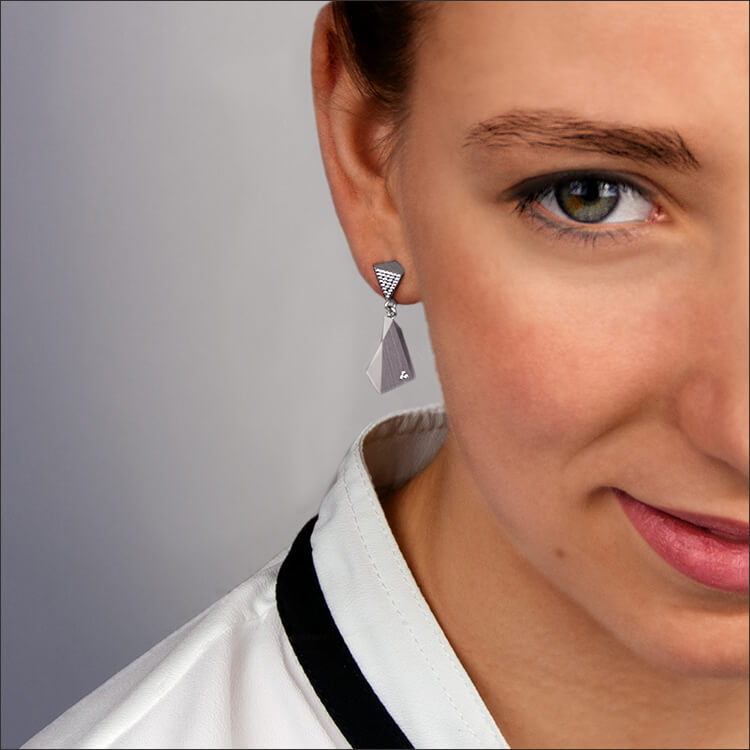 Stealth | Ohrringe, Ohrhänger - 750 Weissgold, 60 Diamanten-Brillanten an einem Model | earrings - 18kt white gold, 60 diamonds worn by a model | SYNO-Schmuck.com