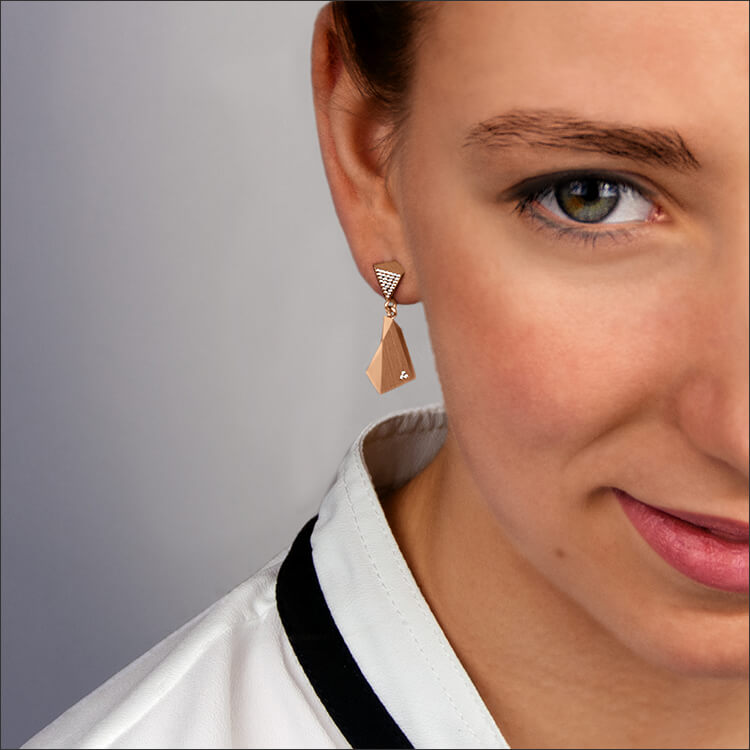 Stealth | Ohrringe, Ohrhänger - 750 Roségold, 60 Diamanten-Brillanten an einem Model | earrings - 18kt rose gold, 60 diamonds worn by a model | SYNO-Schmuck.com