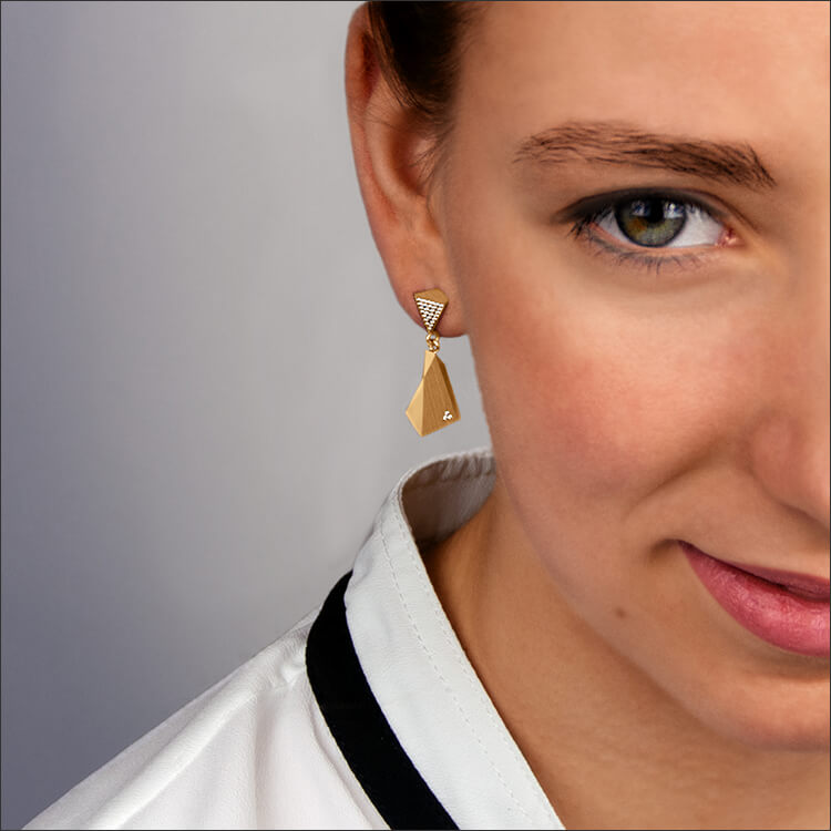 Stealth | Ohrringe, Ohrhänger - 750 Gelbgold, 60 Diamanten-Brillanten an einem Model | earrings, 18kt yellow gold, 60 diamonds worn by a model | SYNO-Schmuck.com
