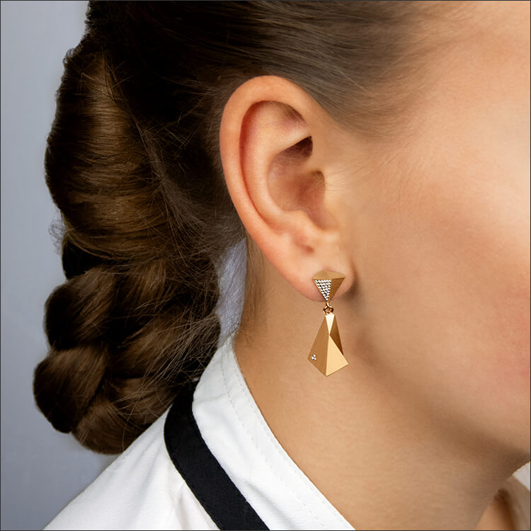 Stealth | Ohrringe, Ohrhänger - 750 Gelbgold, 60 Diamanten-Brillanten an einem Model - Nahaufnahme | earrings, 18kt yellow gold, 60 diamonds worn by a model - close up | SYNO-Schmuck.com