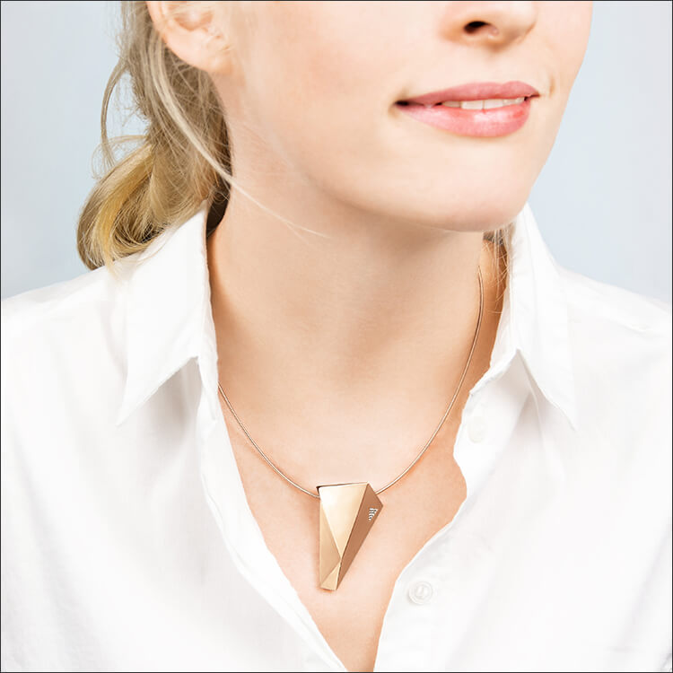 Stealth | Collier, Kette, Kettenanhänger - 750/- Roségold, Diamanten-Brillanten - an einem Model  | necklace, pendant - 18kt rose gold, diamonds - worn by a model | SYNO-Schmuck.com