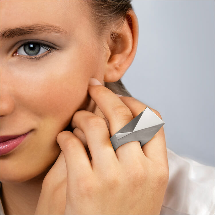 Stealth | Ring - 750/- Weissgold - an einem Model | ring - 18kt white gold - worn by a model  | SYNO-Schmuck.com