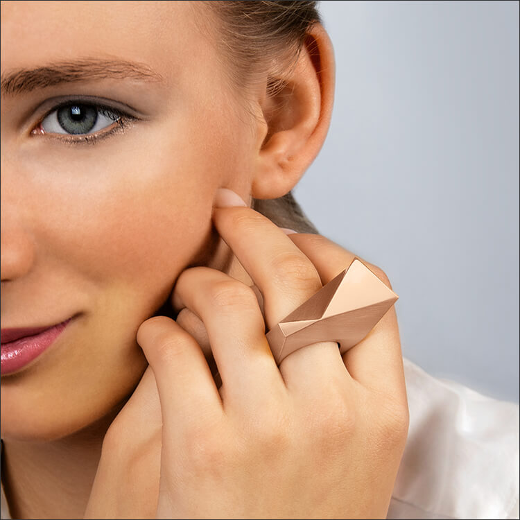 Stealth | Ring - 750/- Roségold - an einem Model | ring - 18kt rose gold - worn by a model | SYNO-Schmuck.com