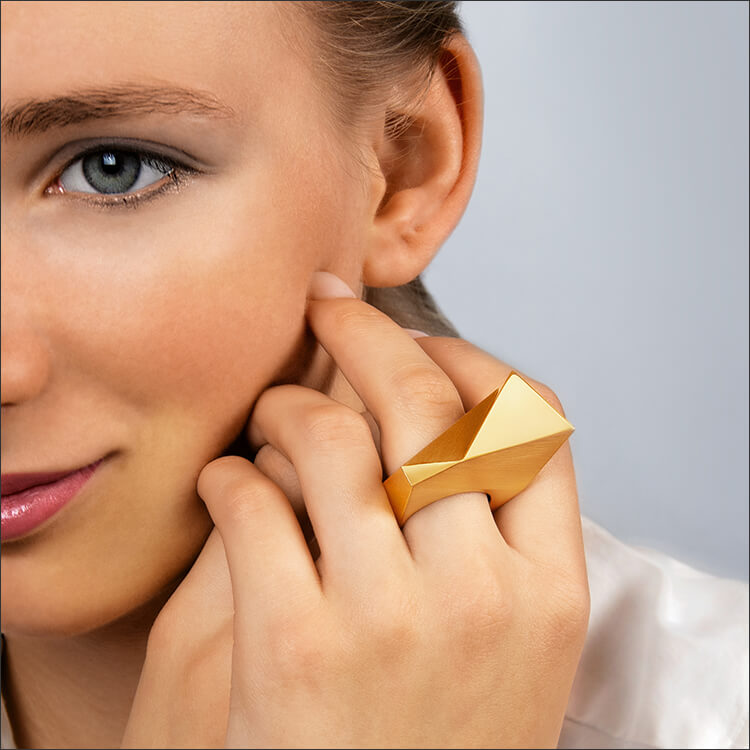 Stealth | Ring - 750/- Gelbgold an einem Model | ring - 18kt yellow gold - worn by a model | SYNO-Schmuck.com