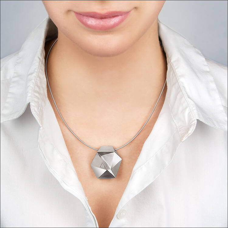 Tectone | Collier, Kette, Kettenanhänger - 950/- Platin, Diamanten-Brillanten - an einem Model | necklace, pendant - 950/- platinum, diamonds - worn by a model | SYNO-Schmuck.com