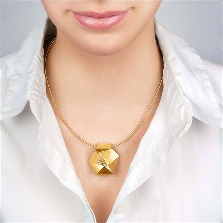 Tectone | Collier, Kette, Kettenanhänger - 750/- Gelbgold, Diamanten-Brillanten - an einem Model | necklace, pendant - 18kt yellow gold, diamonds - worn by a model | SYNO-Schmuck.com
