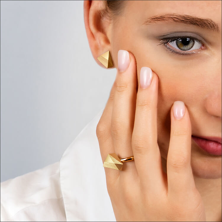 Ufo | Ring &amp; Ohrringe, Ohrstecker - 750 Gelbgold von einem Model getragen | ring &amp; ear studs - 18kt yellow gold worn by a model | SYNO-Schmuck.com