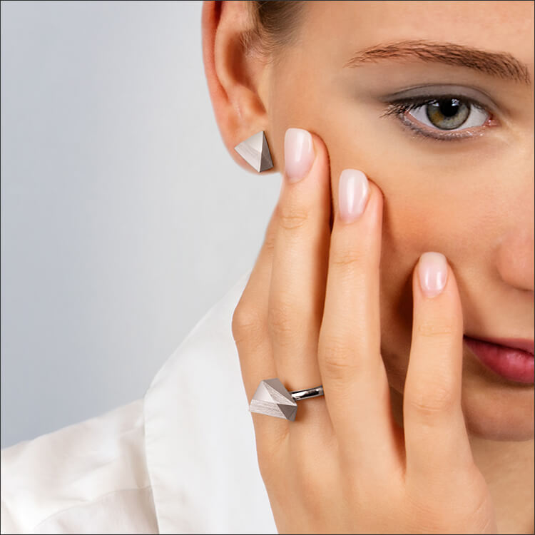 Ufo | Ohrringe, Ohrstecker &amp; Ring - 750 Weissgold von einem Model getragen | ear-studs, earrings &amp; ring - 18kt white gold worn by a model | SYNO-Schmuck.com