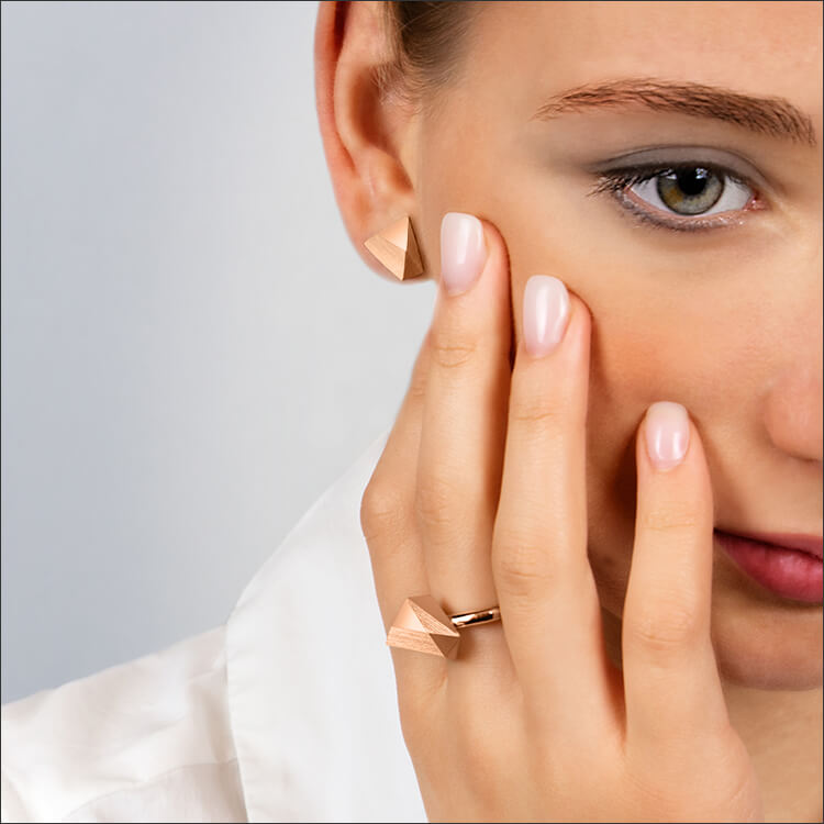 Ufo | Ring &amp; Ohrringe - 750 Roségold vom Model getragen | ring &amp; ear studs - 18kt rose gold worn by a model | SYNO-Schmuck.com